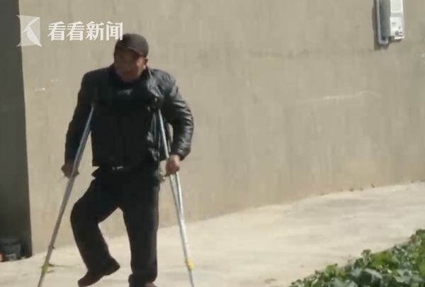 儿子目睹母亲出轨受打击 变啃老族苦了残疾父亲