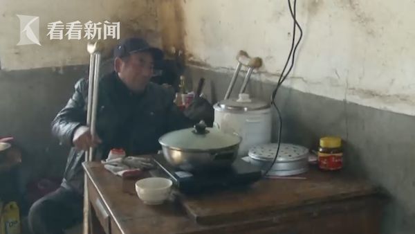 儿子目睹母亲出轨受打击 变啃老族苦了残疾父亲